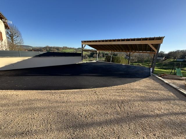 Allée enrobée et carport, vue d'ensemble — BPA TP