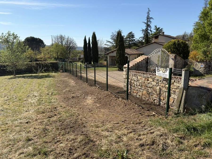 Pose d'une clôture grillagée par BPA TP en Aveyron